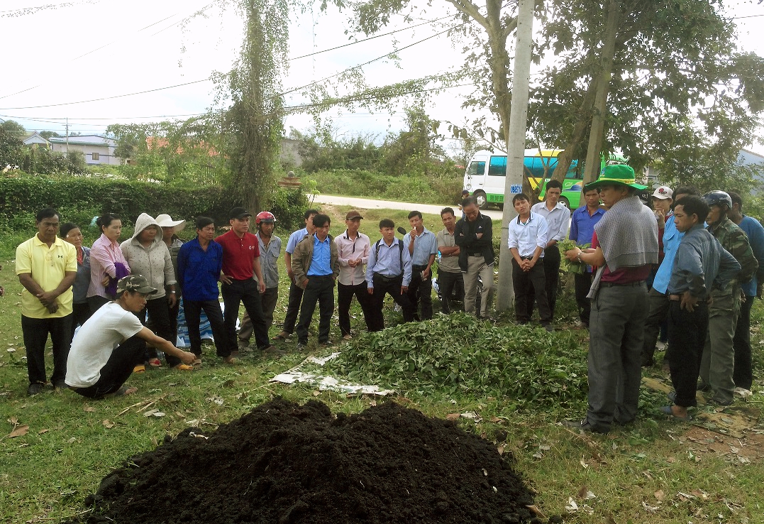 Ban QLDA giảm nghèo Khu vực Tây Nguyên huyện M’Drắk tổ chức khóa tập huấn quy trình sản xuất phân hữu cơ vi sinh từ phế phụ phẩm nông nghiệp.